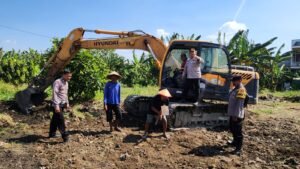 Polres Pelabuhan Tanjungperak Datangkan Alat Berat Bantu Petani Olah Lahan Pascapanen